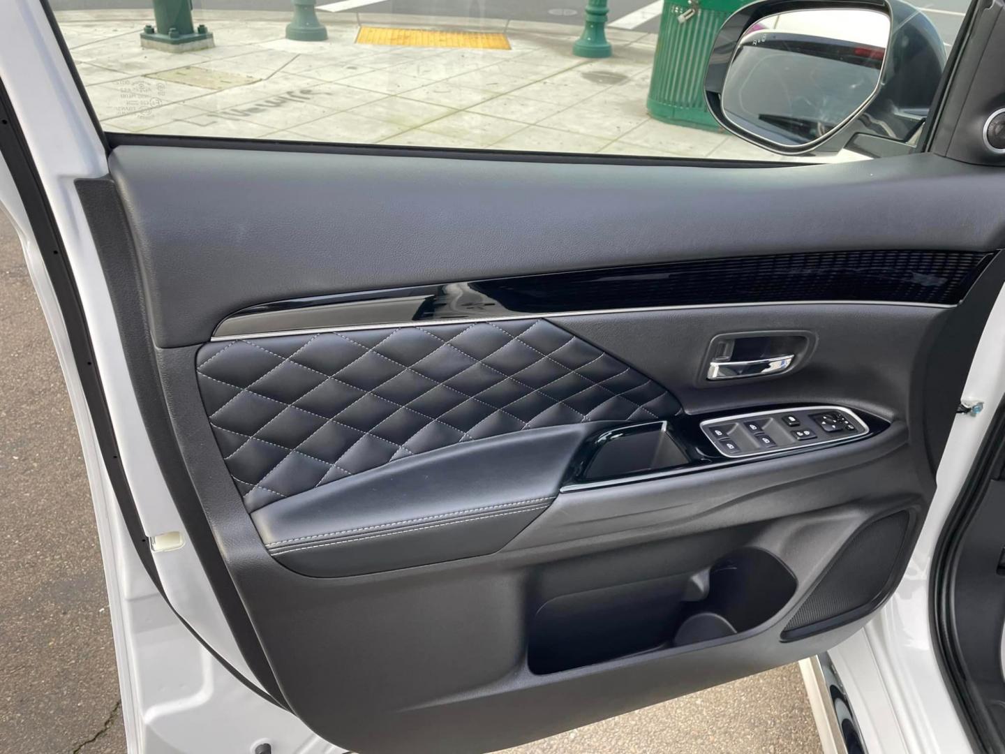 2020 WHITE /BLACK Mitsubishi Outlander PHEV (JA4J24A55LZ) , located at 744 E Miner Ave, Stockton, CA, 95202, (209) 944-5770, 37.956863, -121.282082 - PLUS TAXES AND FEES - Photo#4